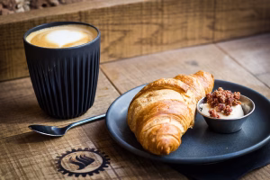 hot-number-coffee-croissant-300x200 Micul dejun în  lume: de la croissantul parizian la sushi-ul japonez