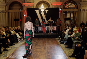 1000281229-1024x695-1-300x204 Soirees de la mode - un reper al modei românești