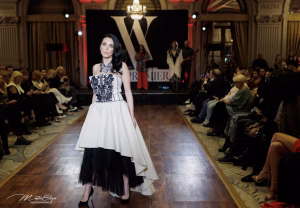 1000281267-1024x710-1-300x208 Soirees de la mode - un reper al modei românești