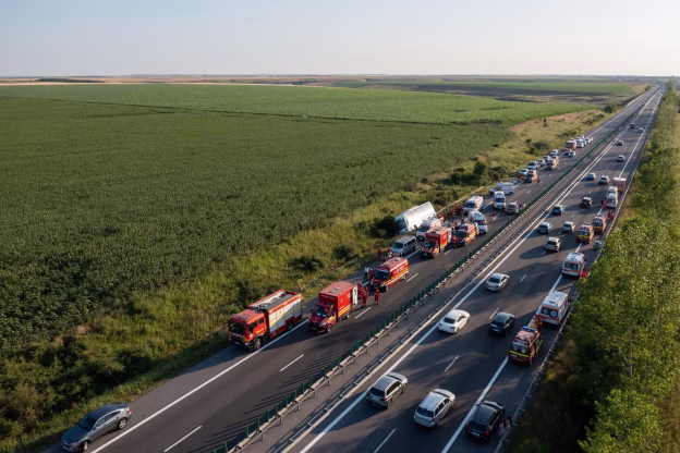 img_5416-1-624x416 Grav accident pe Autostrada A2: Un autocar cu copii s-a răsturnat la Săruleşti. Un adult a murit, mai mulţi minori sunt răniţi